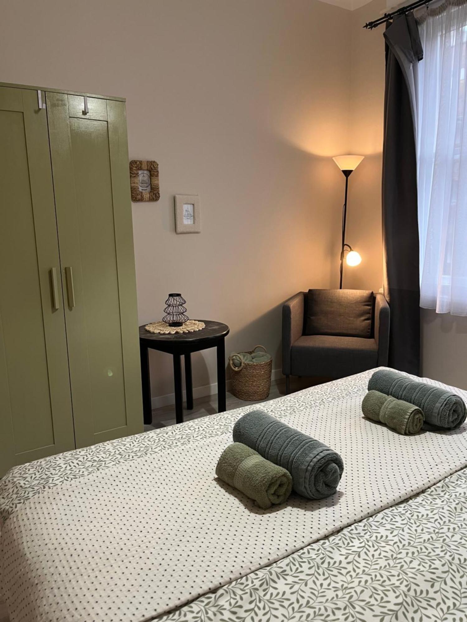Larix Apartman บูดาเปสต์ ภายนอก รูปภาพ